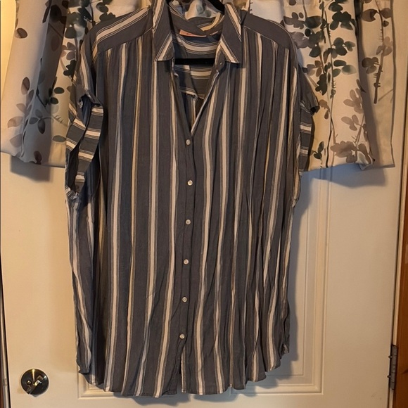 EVRI Tops - Women’s Striped Gray Shirt